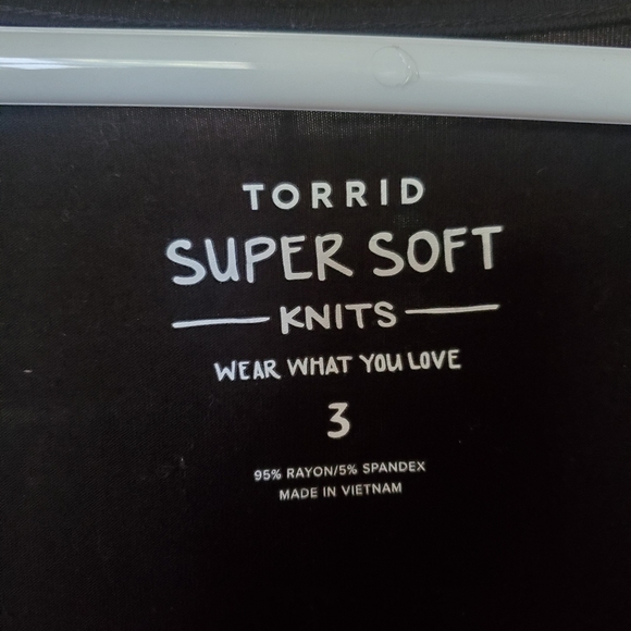 Torrid Womans Black Short Sleeve Top Size 3 Plus - Picture 3 of 4